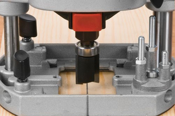 Setting the height of the router cutter